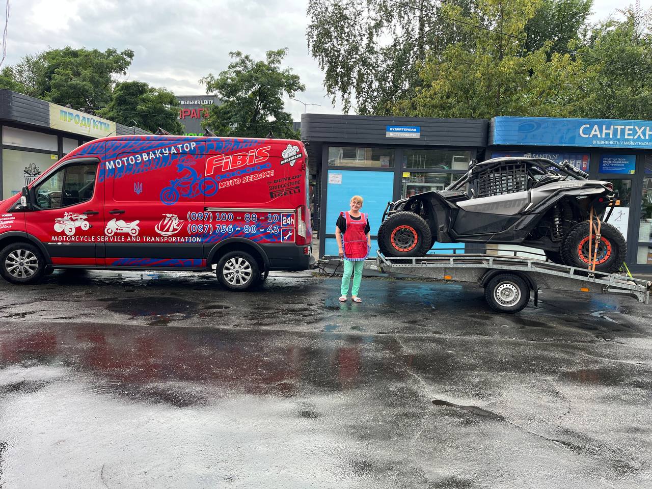 Мотовездеход SSV/баггі — транспорт для складних маршрутів. Видно двомісну кабіну, міцну раму та величезні колеса.